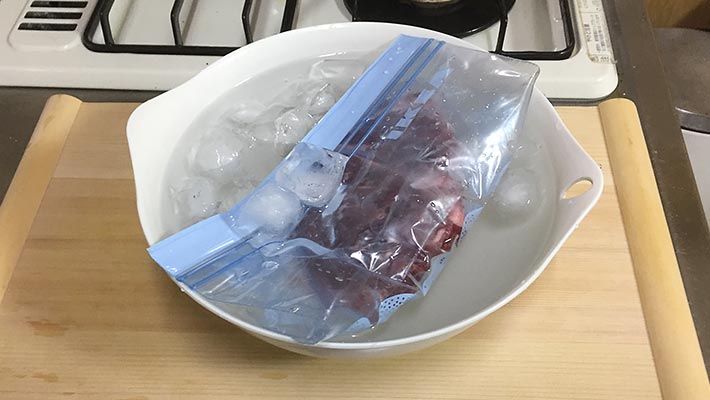 たっぷりの氷水に肉を浸す