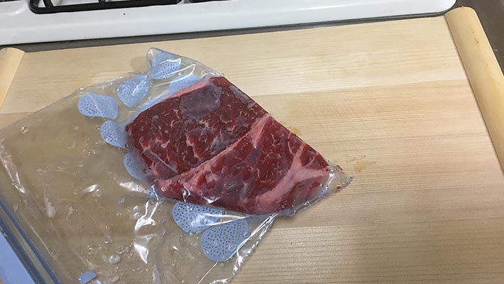 カチカチの牛肉も30分程できれいに解凍