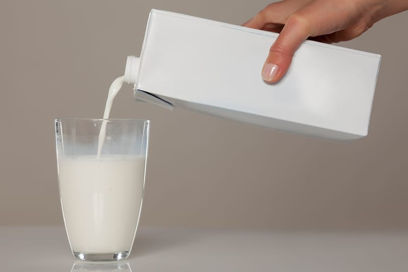 賞味期限切れの牛乳は飲める？
