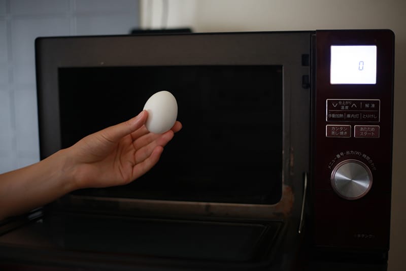 電子レンジを使ってゆで卵を作る方法