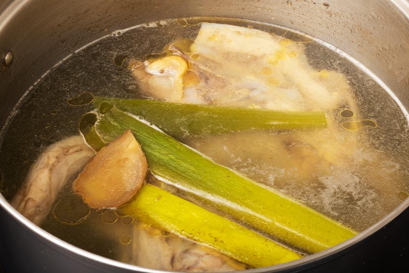 手作り鶏がらスープの簡単レシピと保存方法