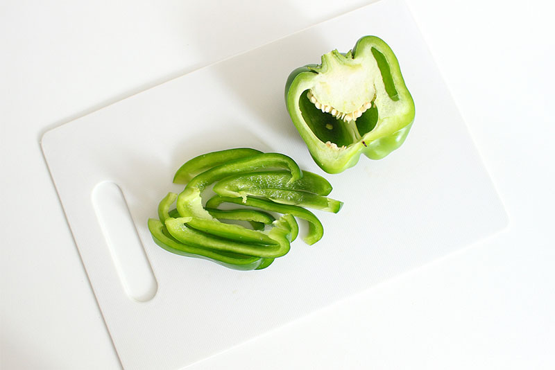 ピーマンは冷凍保存すると、さらに長持ちなうえに便利