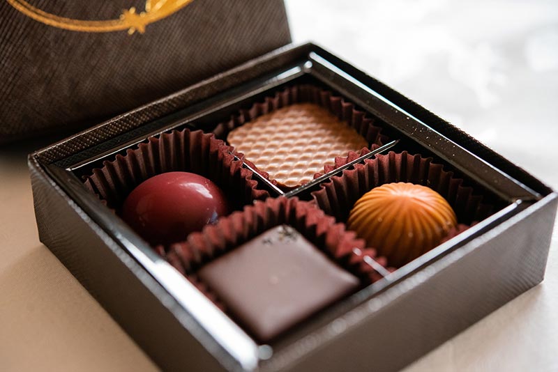 【友人・義理チョコ向け】友好・万能な関係を伝えるお菓子の意味一覧