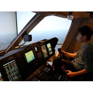 ヘリコプターフライトシミュレーター(FTD)の体験と格納庫見学【1319766】