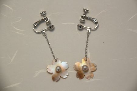 【012-04】貝と真珠　イヤリング【桜】マベ