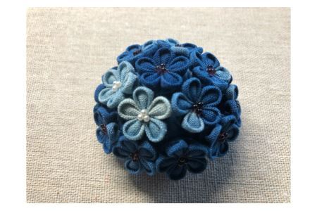 No.116 藍染めのつまみ細工小花のブローチ