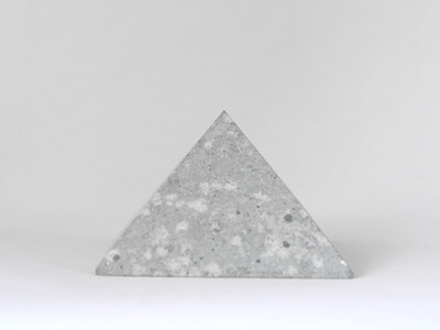 竜山石 ピラミッド（青色・小）【ミニチュア インテリア 置物】