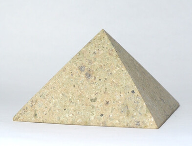 竜山石 ピラミッド（黄色・大）【ミニチュア インテリア 置物】