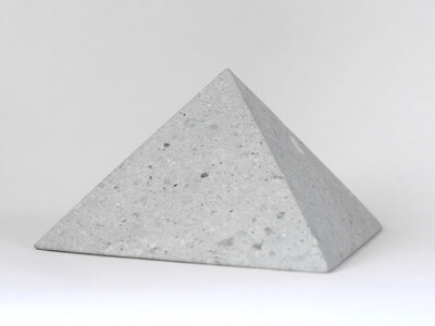 竜山石 ピラミッド（青色・中）【ミニチュア インテリア 置物】