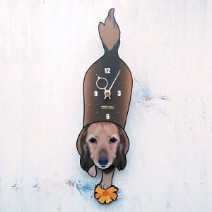 ミニチュアダックス(ロング)-犬の振り子時計 （手に持たせるものを15種類の中から選べる）C-CD-081A