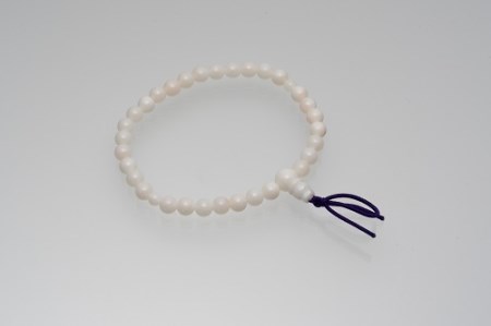 白珊瑚の数珠ブレスレット（ミニ巾着ポーチ付き）サンゴ プレゼント アクセサリー お守り 3月誕生石 化石 宝石【R00850】