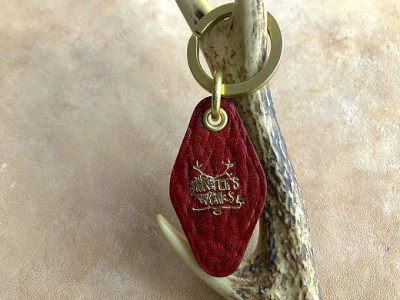 鹿革と真鍮のキーホルダー【赤】（ブランドロゴ入り）革小物 レザー 刻印キーリング【R00172】