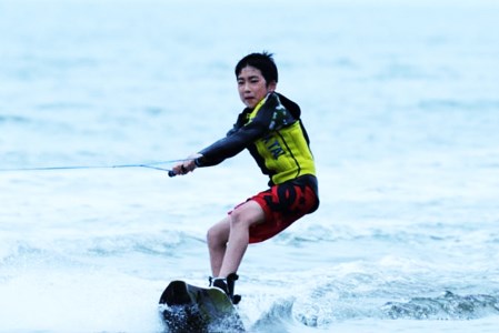 CO-006_【長井浜公園で遊ぼう】水上スキー・ウェイクボード体験プラン