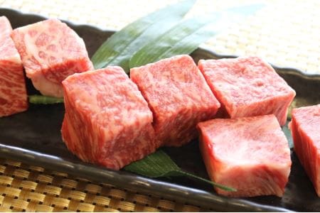 	A4A5等級 黒毛和牛 綾牛サイコロステーキ（３００ｇ） モモ バラ 肉汁 甘みお肉 焼肉 BBQ(13-14)