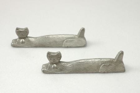 錫でできた「ネコのカトラリーレスト」（56-05）