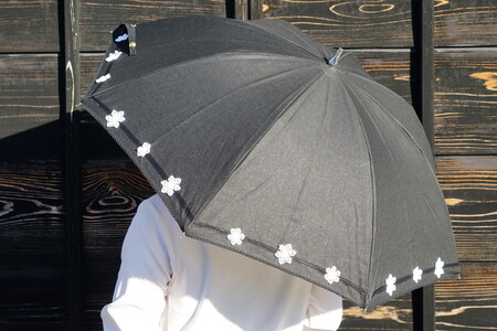 雪華模様の刺繍入り日傘（晴雨兼用・サイズ50ｃｍ・UV加工・麻50％綿50％）カラー：黒