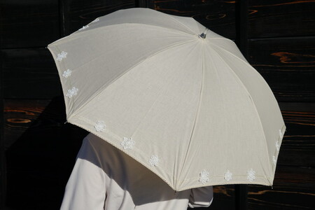 雪華模様の刺繍入り日傘（晴雨兼用・サイズ50ｃｍ・UV加工・麻50％綿50％）カラー：ベージュ