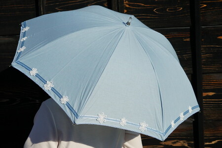 雪華模様の刺繍入り日傘（晴雨兼用・サイズ50ｃｍ・UV加工・麻50％綿50％）カラー：水色