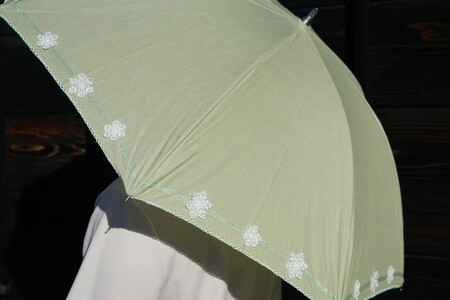 雪華模様の刺繍入り日傘（晴雨兼用・サイズ50ｃｍ・UV加工・麻50％綿50％）カラー：薄緑