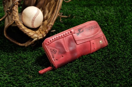 【ラウンドファスナー長財布】思い出の詰まった野球グラブからつくる「野球財布（ヤキュウウォレット）」