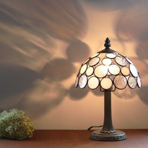 Nijiiro Lamp のステンドグラスのテーブルランプ ニジイロボウル ホワイト【1219644】