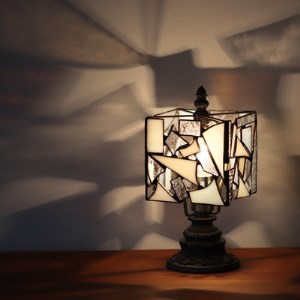 【Nijiiro Lamp】ステンドグラスのテーブルランプ カケラ スクエア ホワイト【1348579】