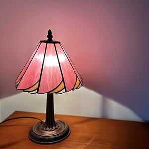 Nijiiro Lamp のステンドグラスのテーブルランプ カトレア ピンク【1425948】