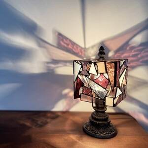 Nijiiro Lamp のステンドグラスのテーブルランプ カケラ スクエア パープル【1425966】