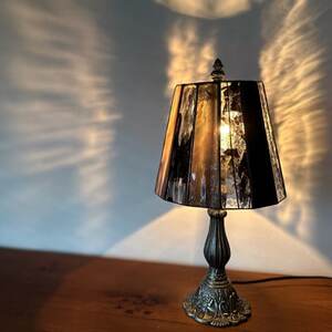 Nijiiro Lamp のステンドグラスのテーブルランプ バロン ブラック【1425962】