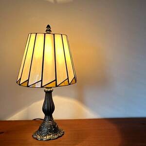 Nijiiro Lamp のステンドグラスのテーブルランプ マロン アンバー【1426084】