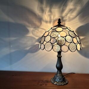 Nijiiro Lamp のステンドグラスのテーブルランプ ニジイロボウル M ホワイト【1426503】